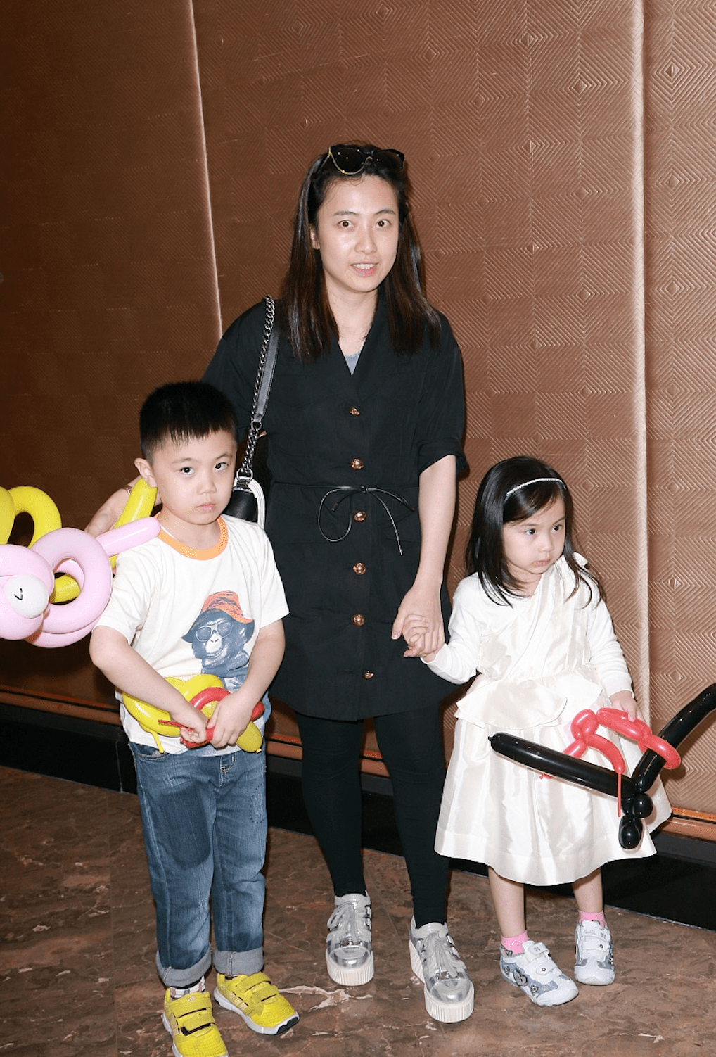 刘銮雄9岁小儿子罕见露脸,身材越发壮实,比俩哥哥更受父亲宠爱_甘比