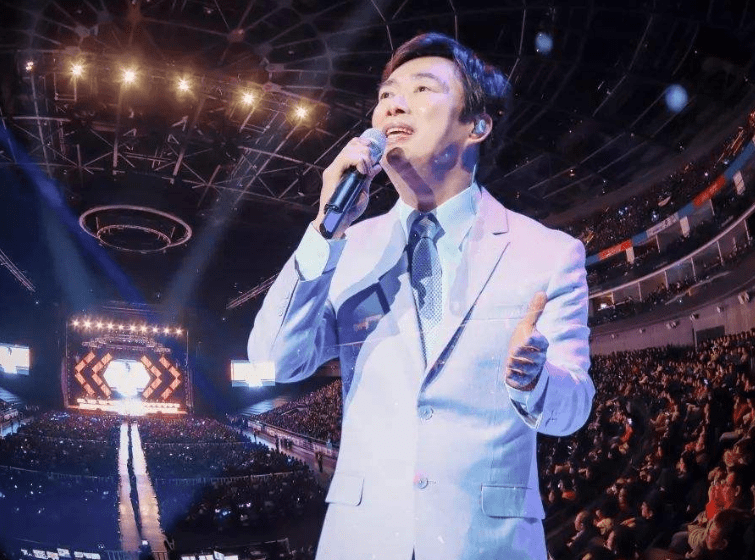 出名的歌曲就是《一剪梅》,不得不说,费玉清的歌唱功底真的是非常的好