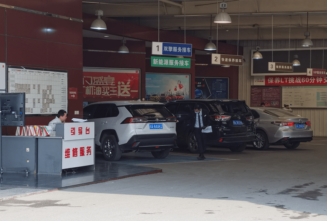 探店丰田4s店:展厅人满为患,新款凯美瑞成关注焦点!
