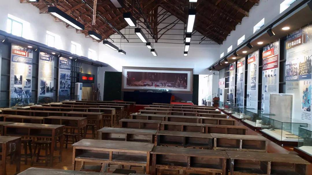 礼堂内部陈列着很多那个年代的老物件,每一件都有着浓厚的时代印记