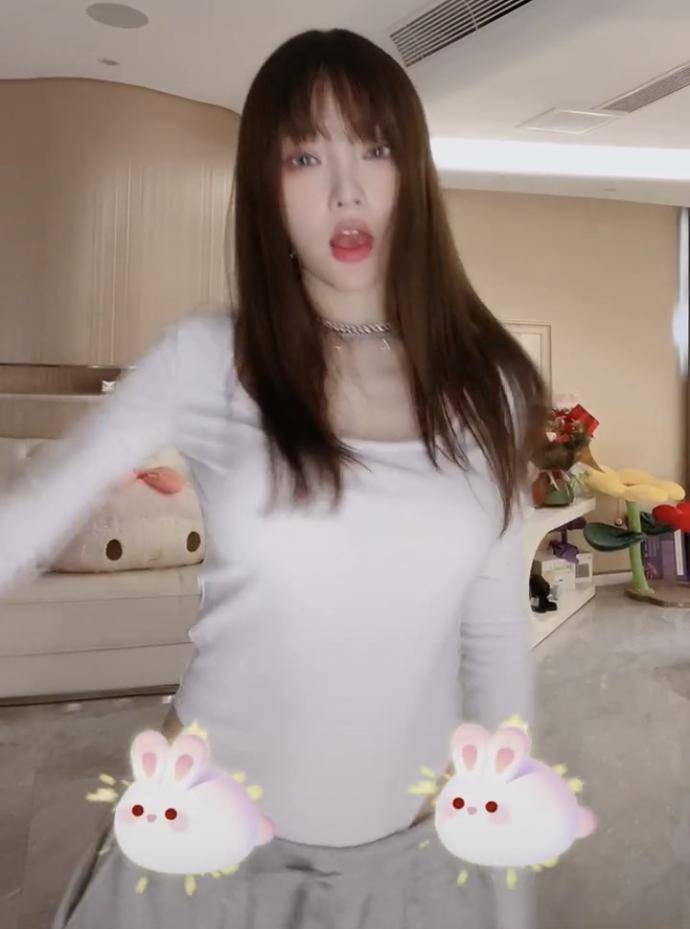 李小璐穿着惹争议,评论不堪入目,性感t字连体衣真的不雅吗?