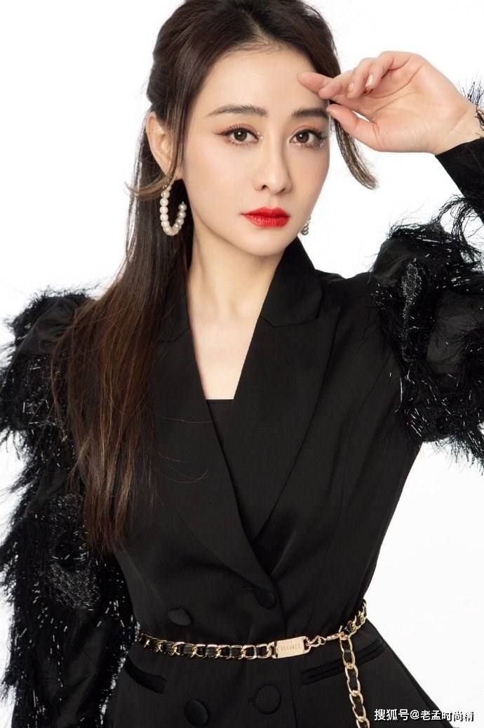 46岁陈德容女神节扮酷耍帅黑色羽毛西装搭配高马尾美如少女