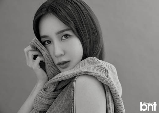女艺人朴草娥最新杂志写真曝光 短发减龄又清纯