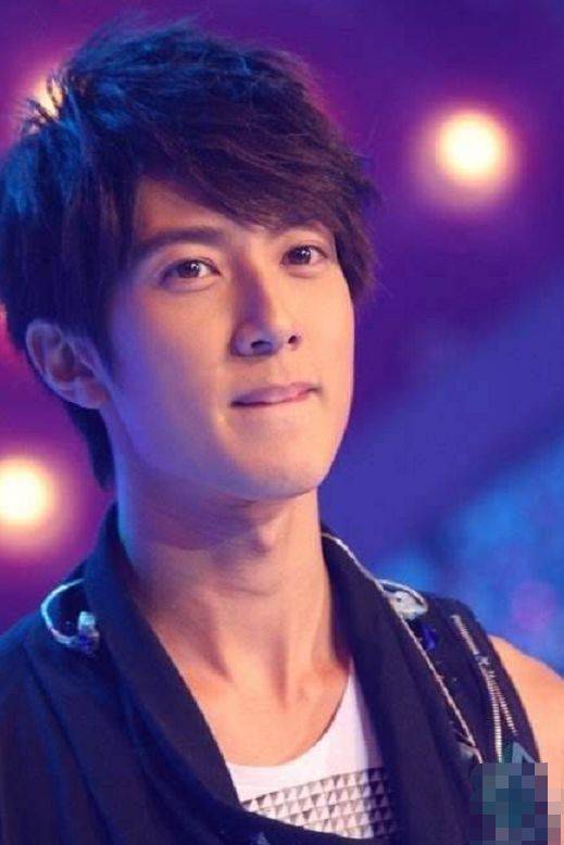 吴尊罕见携老婆上节目,补办婚礼晒结婚证,藏了24年妻子长这样