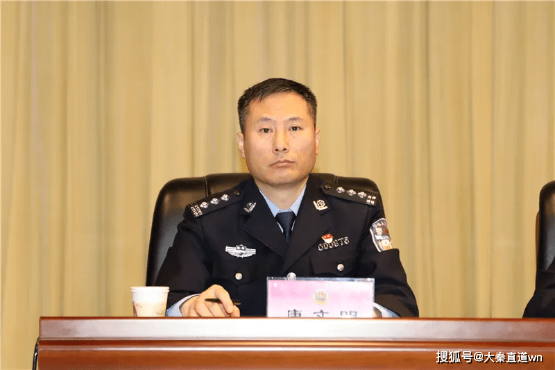 市局党委副书记,副局长张金龙主持会议.