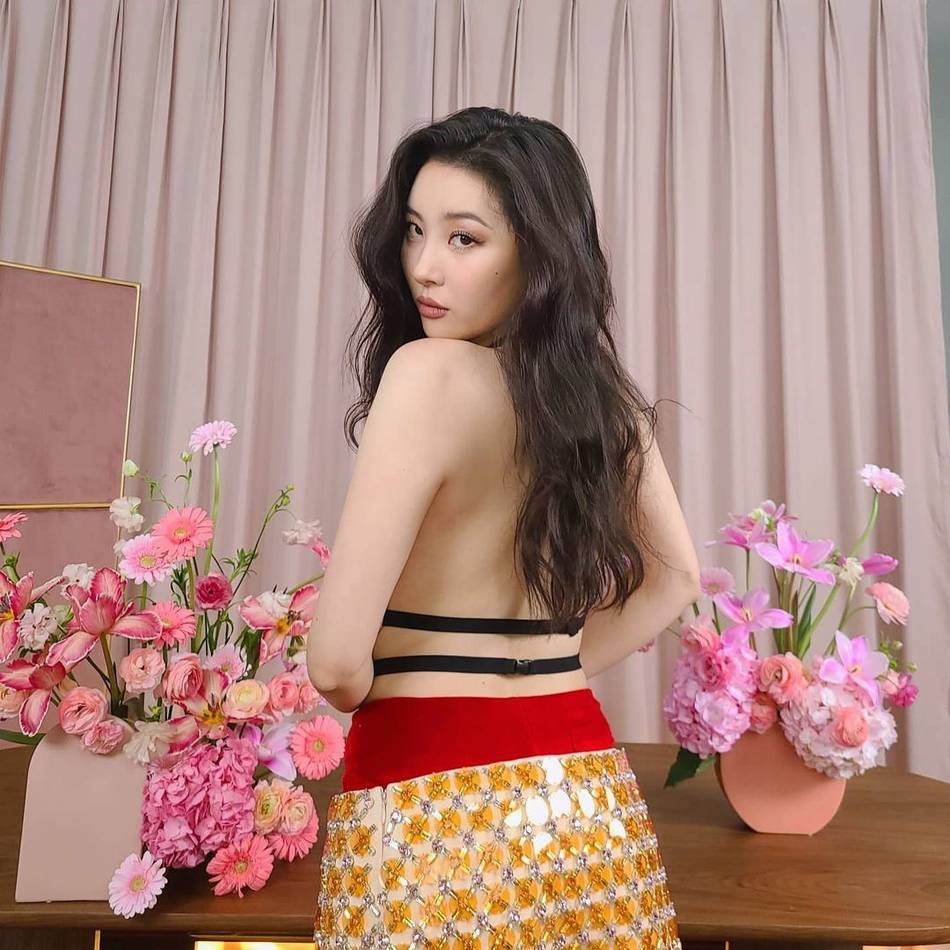 宣美晒春日活力造型秀美背粉色水钻肚兜闪闪亮