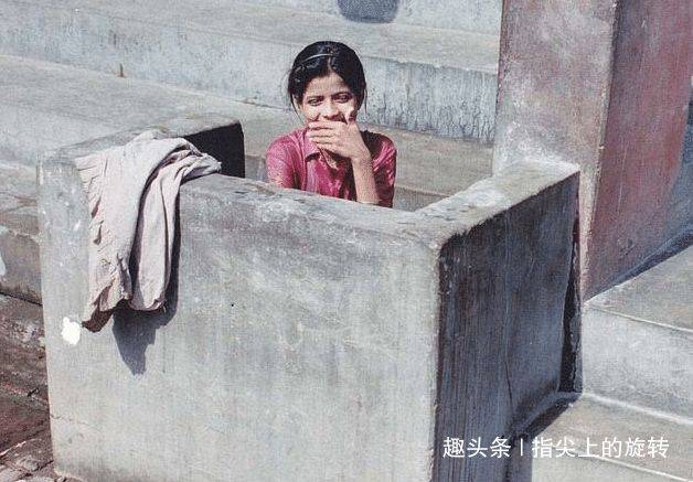 亚洲最奇葩的国家：城市公厕全都露天，不少女游客见了都会脸红