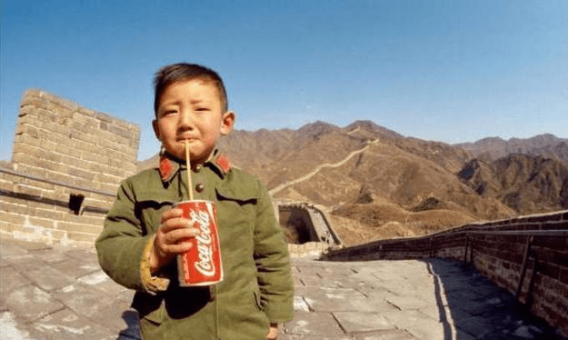 40年前，那个站在长城喝可乐的小男孩，他后来如何了？