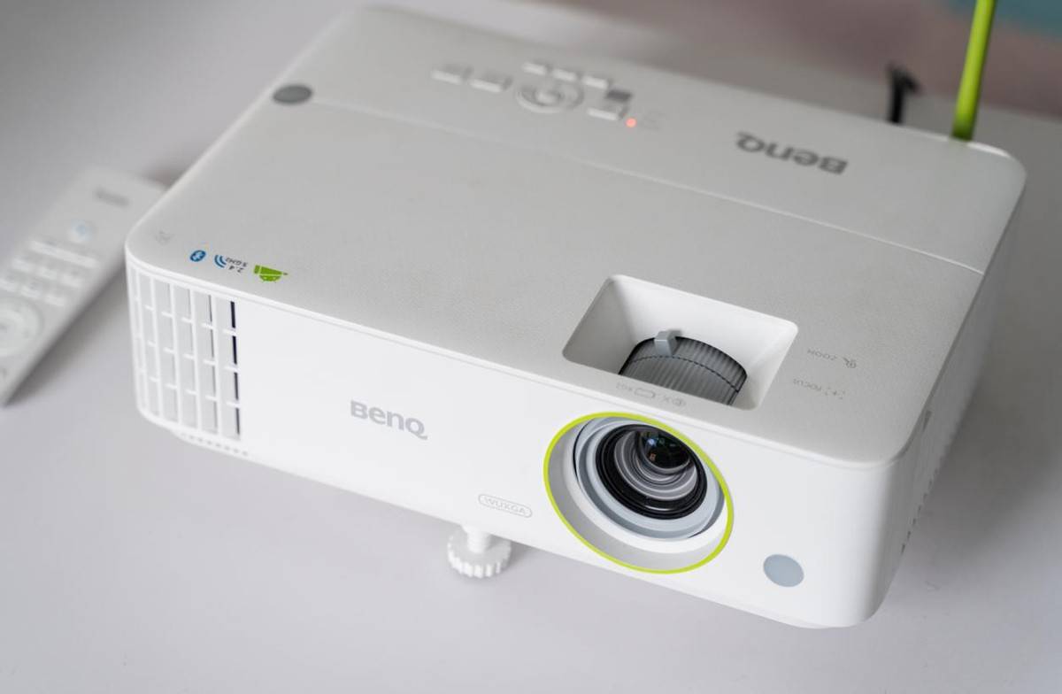 商务精英团队在用什么办公投影仪是它明基e592智能商务投影仪