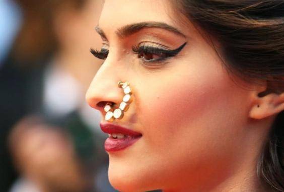 去印度玩的时候，如果看到戴鼻环的女人，再好看也要保持距离！