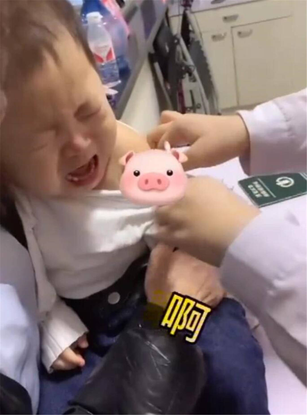 2岁萌娃打针狂夸护士求放过一针扎完后不要再骗小孩