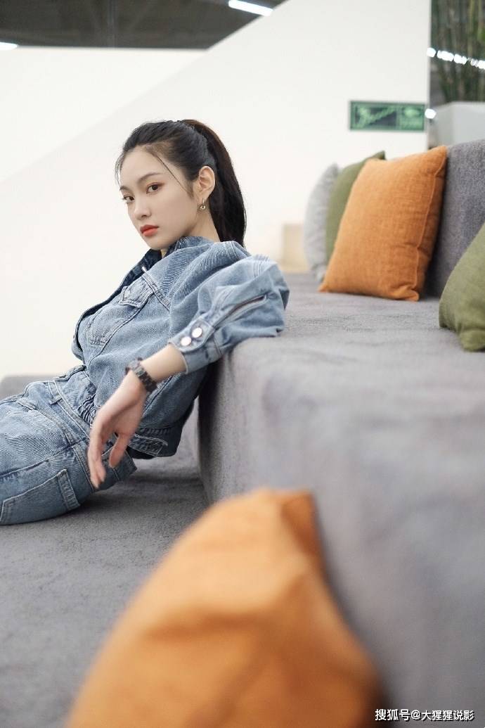 王可如:一身牛仔套装英姿飒爽,细腻红嘴唇配马尾辫,青春美丽!