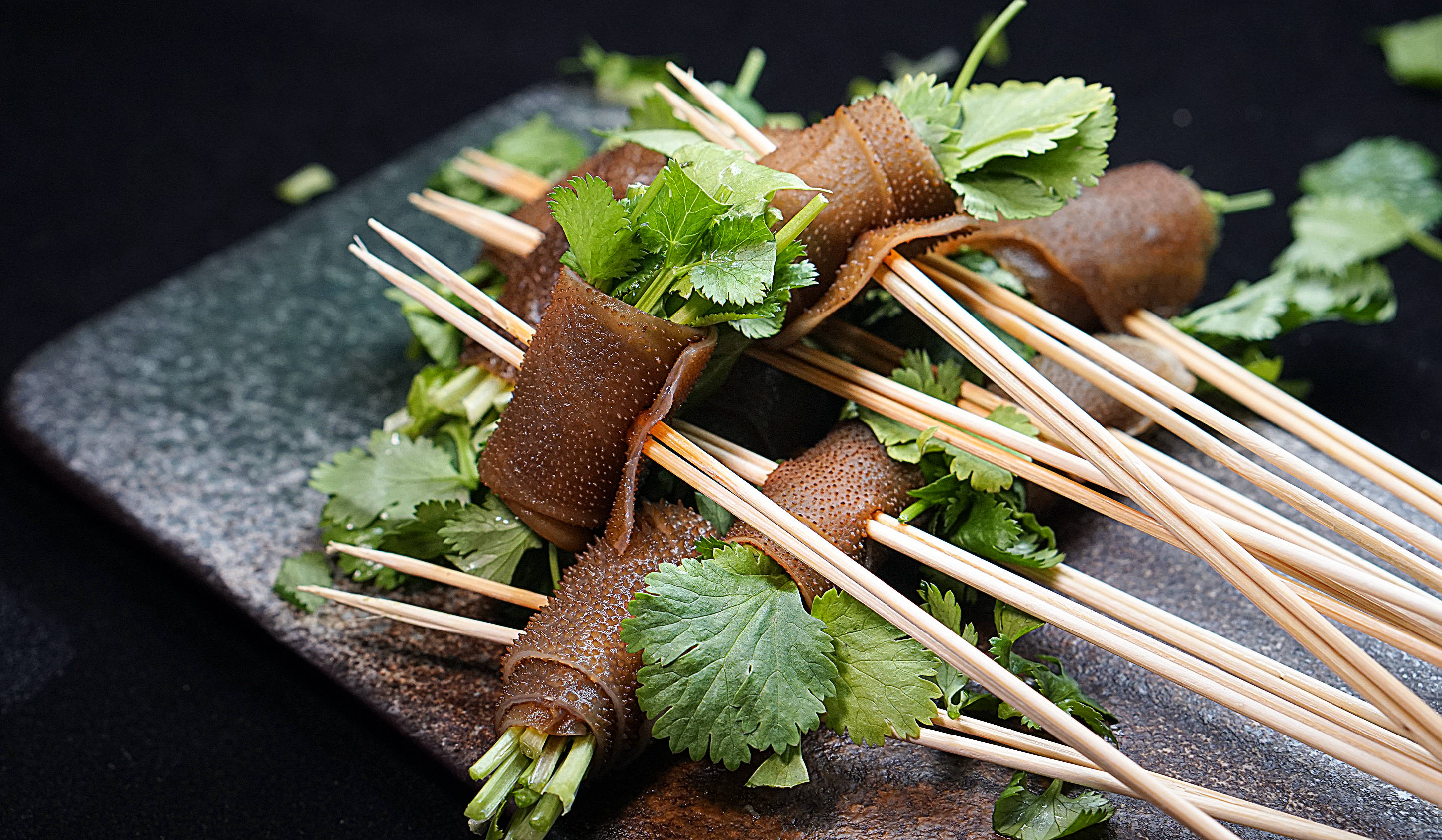 串串的菜品也是多种多样,喜欢什么就吃什么,不管是春香秋冬,还是酷热