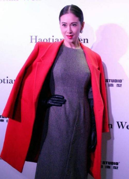 不愧是跳过舞的人,在气质上都明显的比别人高不少,下图照片中,赵柯穿