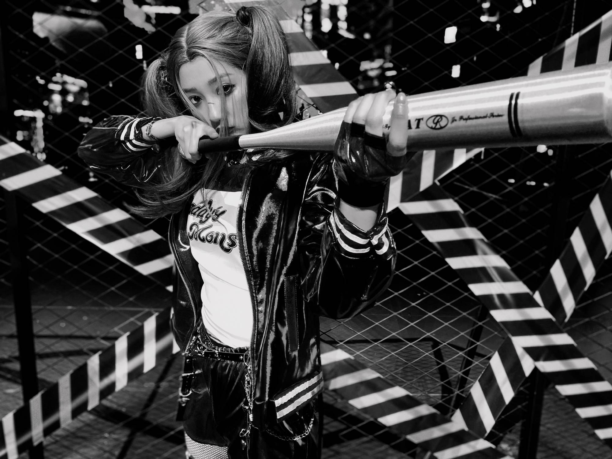 关晓彤晒小丑女妆,酷拽风格还挺适合关晓彤的