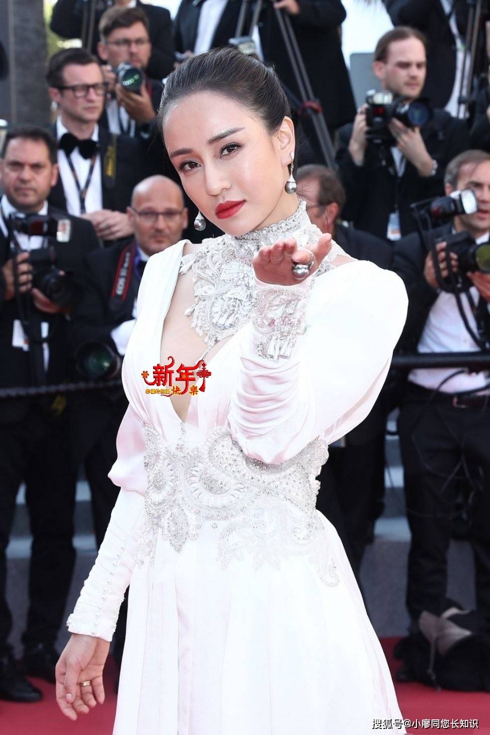 母其弥雅真迷人身穿白色礼服裙大秀凹凸饱满的身材很吸睛