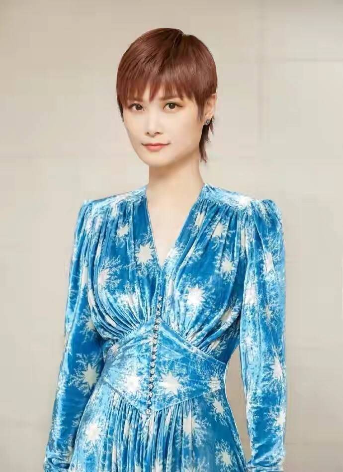 原创李宇春在国外好拉风一身孔雀长裙穿出国际范贴头皮发型看不懂