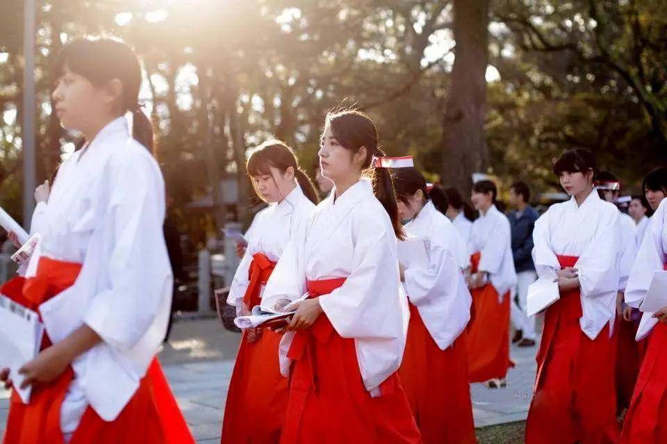 在日本 巫女是一种什么样的存在 为什么被叫为 神子 社会