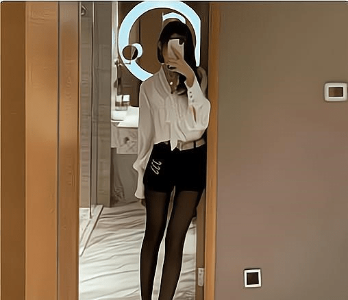 又得出差了留女友一个人在家看到她发的自拍照感觉要被绿了