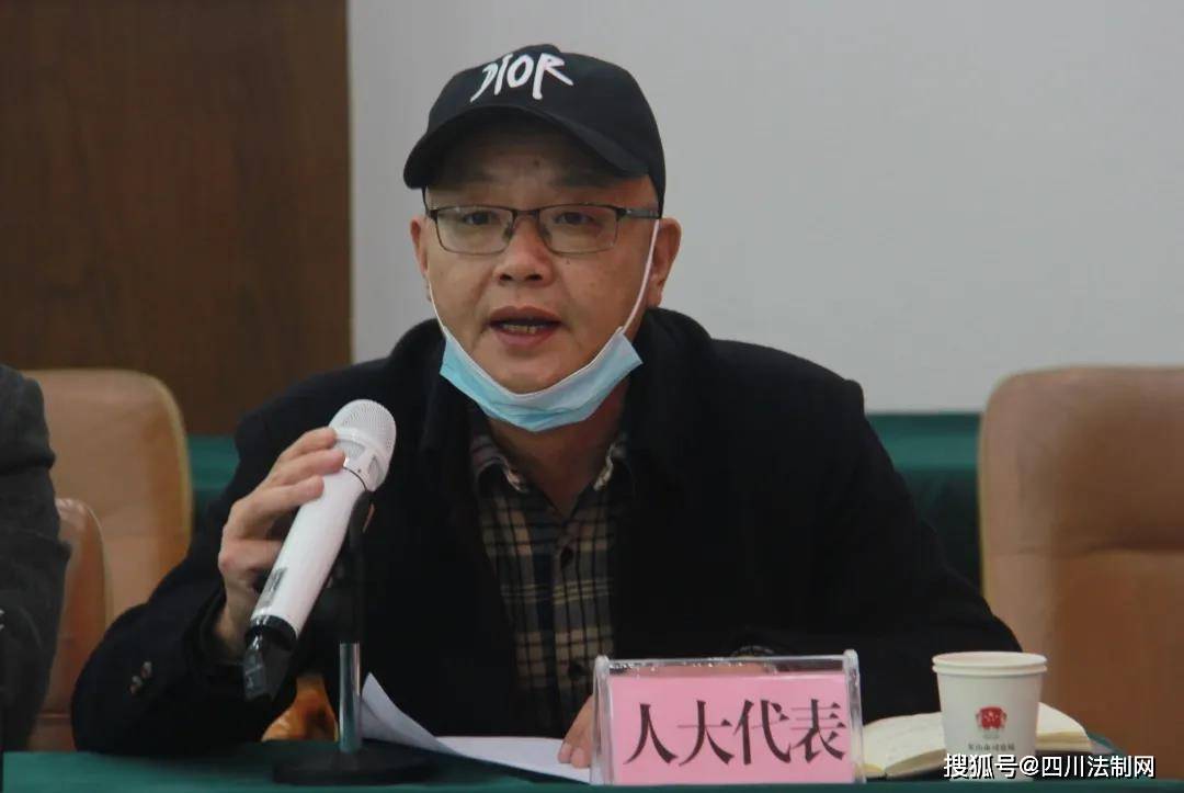 座谈会上,谭伟介绍了全市司法行政系统队伍教育整顿总体要求,时间安排