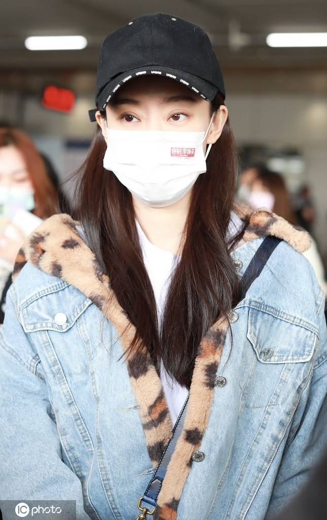 张小斐现身机场一身牛仔装走休闲风