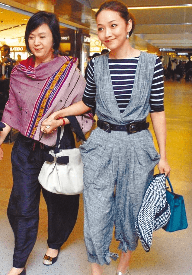 原创侯佩岑妈妈一把年纪星范十足驾驭潮装不在话下好气质不输女儿