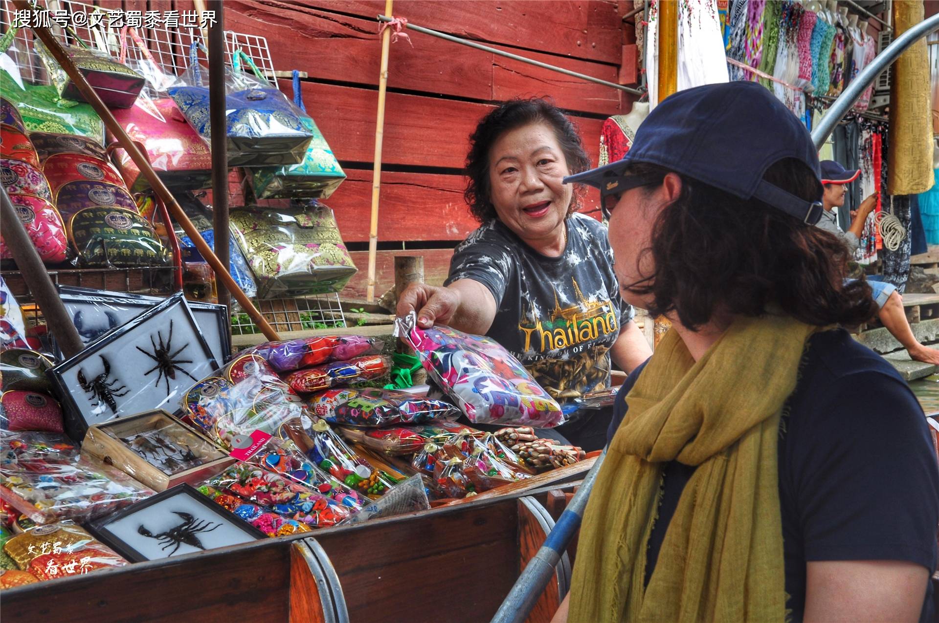 泰国150年历史的集市，为啥买卖都在船上、摊主都会讲中文？