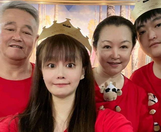63岁的赵本山无法养活自己。他开的公司被列入严重违规名单,他与弟子不和