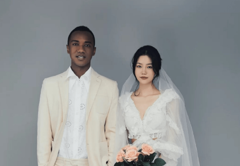 黑人混血球员连交三位中国女友,如今终于成婚,小4岁妻子很漂亮_艾迪