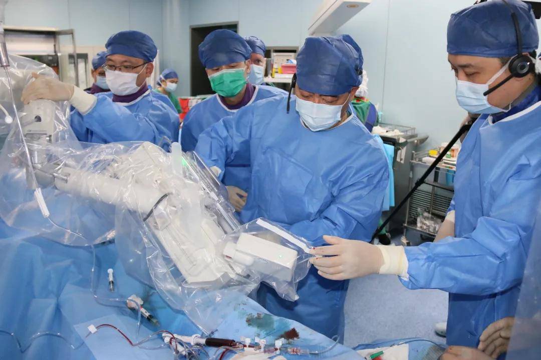 华医|见证历史：葛均波院士操刀！介入手术机器人完成中国首例手术