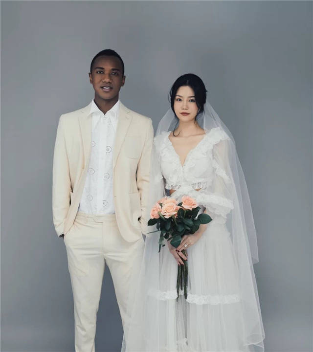 徐根宝混血弟子大婚!开百万豪车迎亲,妻子肤白貌美_艾迪