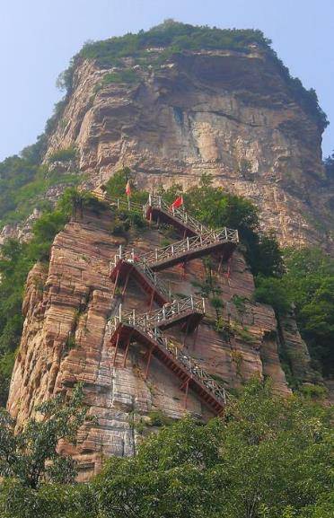 河南“最危险”的楼，88米旋转阶梯头晕目眩，低头就是悬崖峭壁