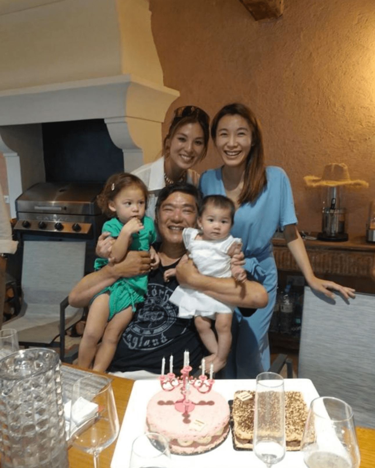 曾文豪为两岁外孙庆生 安排两岁女儿唱生日歌 姨甥同龄情如姐妹 曾昭怡