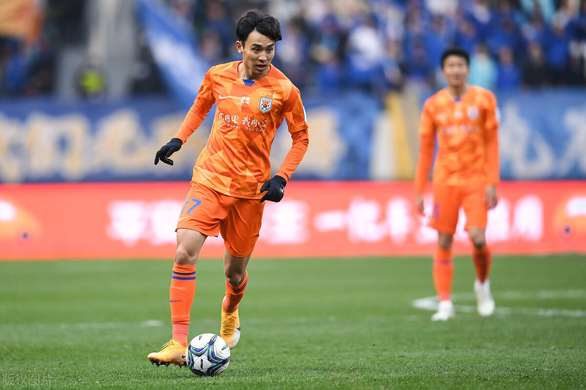 张天龙跟刘伟国属于一拨的青训球员,他在鲁能足球学校深造了四年,就