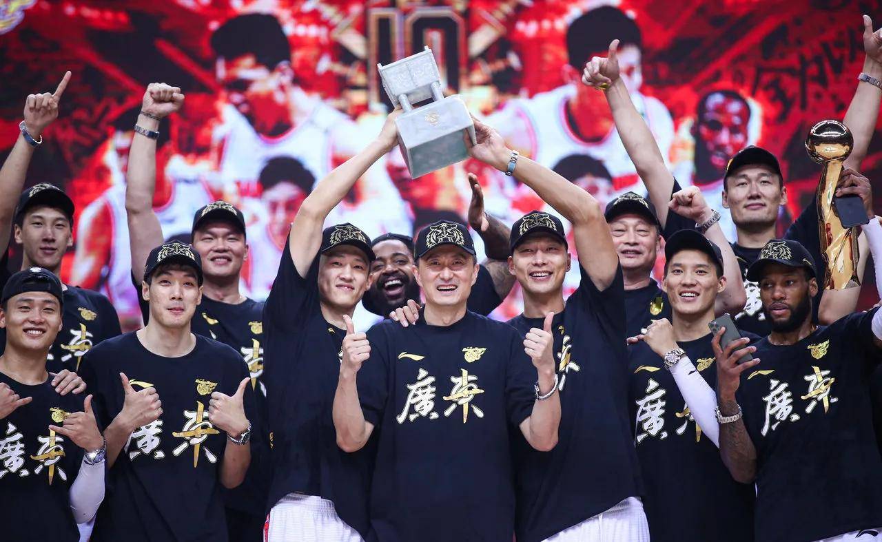 广东队还是聪明除了邹雨宸雷蒙发挥还行其他八一队球员其实都是水货
