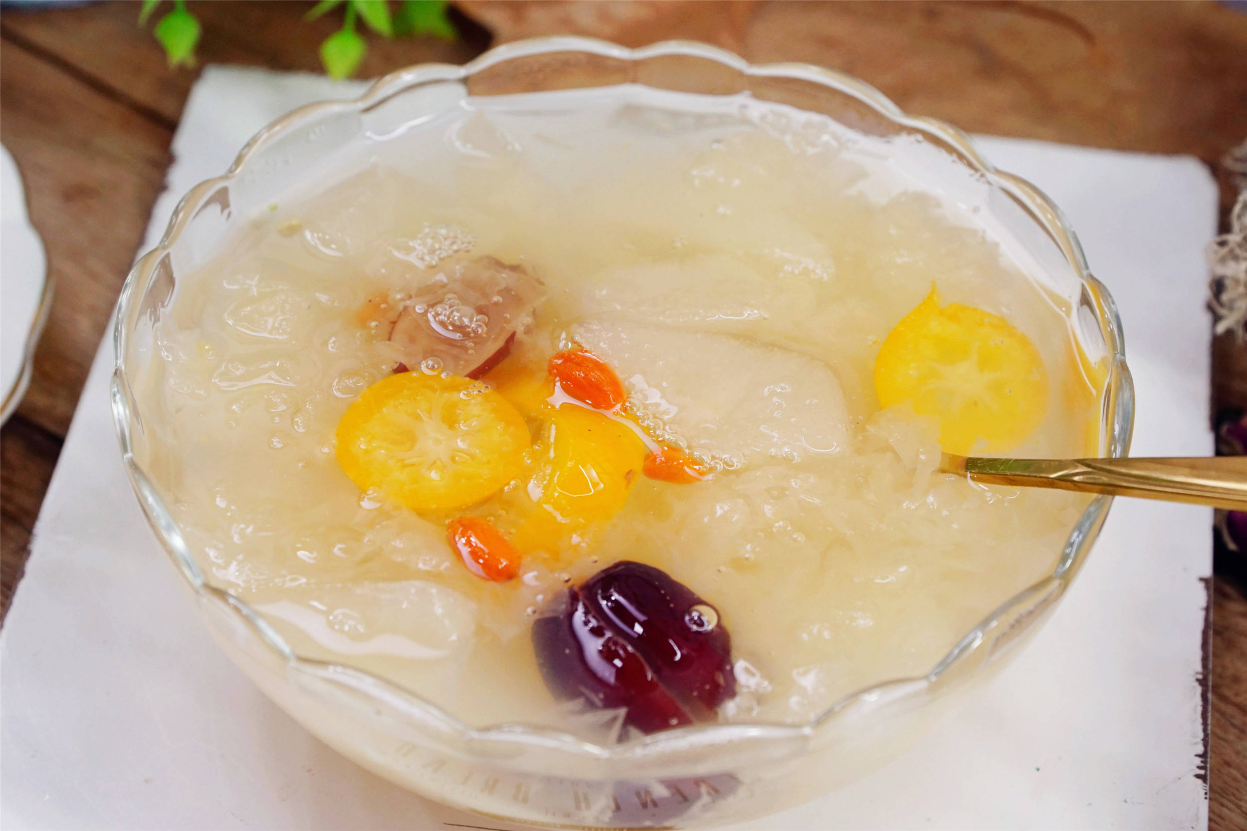 准备食材:雪梨,银耳,大枣,金桔,枸杞,冰糖.