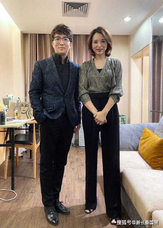 央视主持人董卿现身节目录制现场,端庄优雅大长腿抢镜_元杰