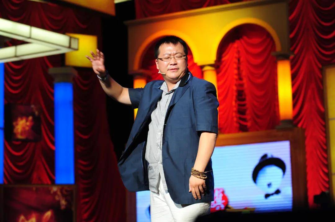 多环节展示艺术家的动人瞬间 李虎单口喜剧脱口秀《缘来如此》即将