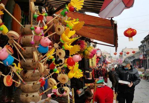 河南小县城年味渐浓，人们逛着千年古街买年货，这些物品最受欢迎