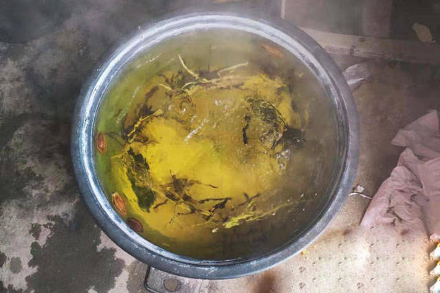 春燥喝三根全年人安康邓州市赵集镇河南学校熬制三根汤呵护学生健康