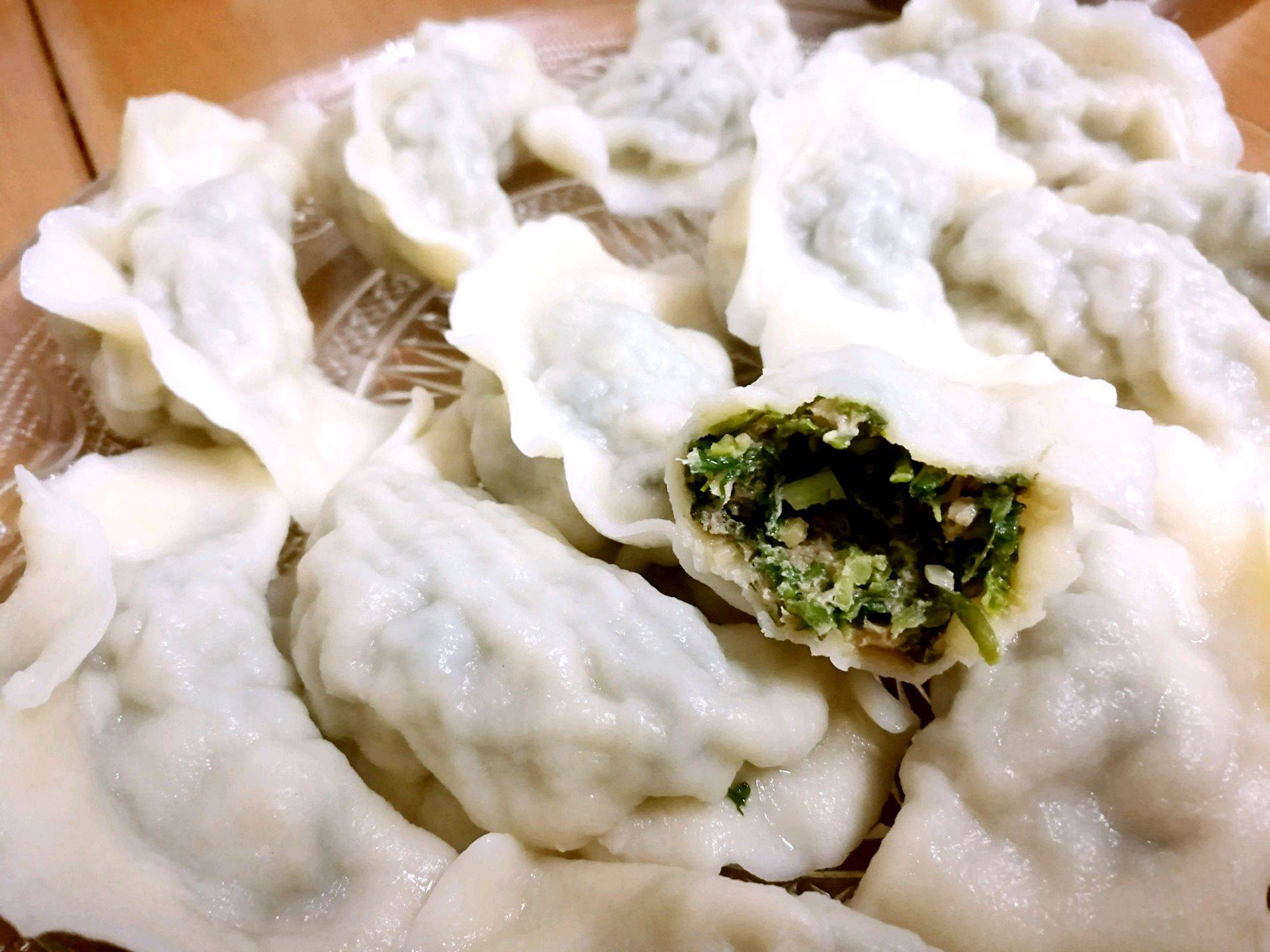 荠菜可以用来炒,凉拌,炒鸡蛋,包饺子,尤其是用来包饺子,别提多香了.