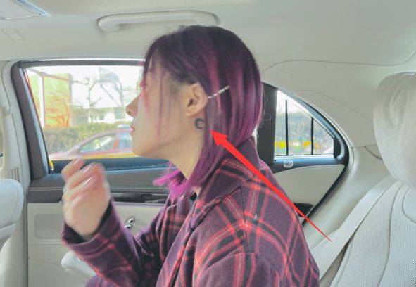 原创喻言晒日常照抬手撩头发却被耳后的纹身图案抢镜