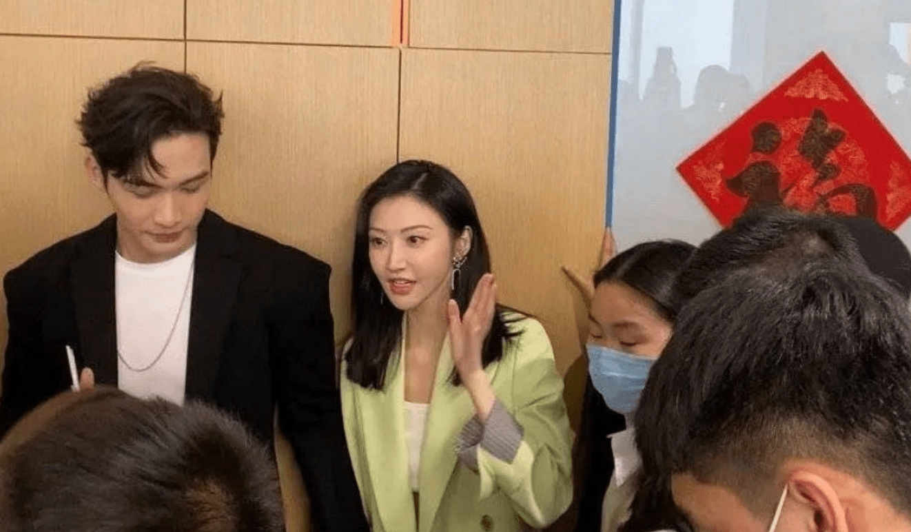 其实这只是一个新闻发布会,但景甜和张彬彬这真的是非常致力于cp,为