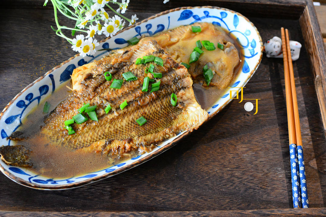 开春海鲜便宜不少,买了一条玉秃鱼,用一罐啤酒红烧,特别好吃