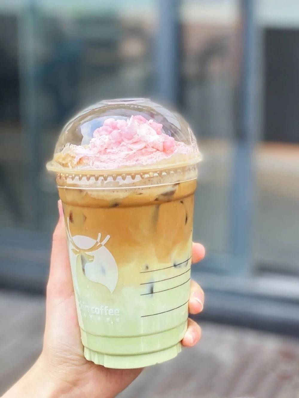 樱花飘落拿铁杯,花香涌动奶香浓,瑞幸樱花季爆款咖啡喝了没?