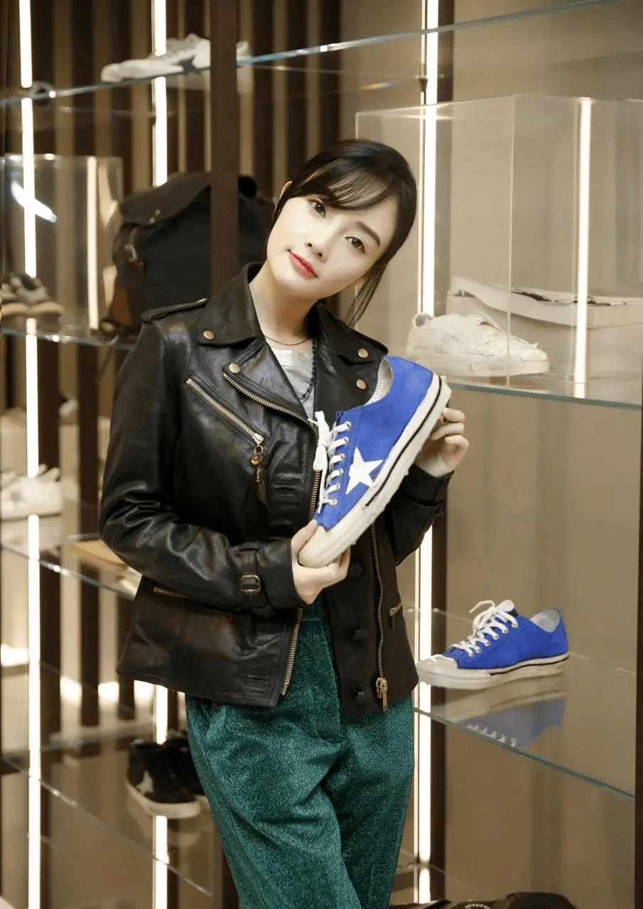 李小璐衣服品味在线皮衣搭绿色休闲裤潮流洋气美得像换了个人
