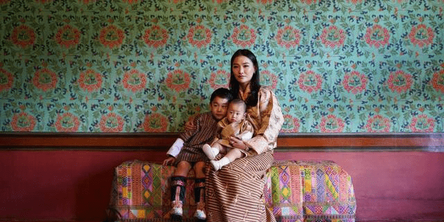 不丹王后怀抱两个儿子好幸福，地位稳如泰山，有无爱情并不重要