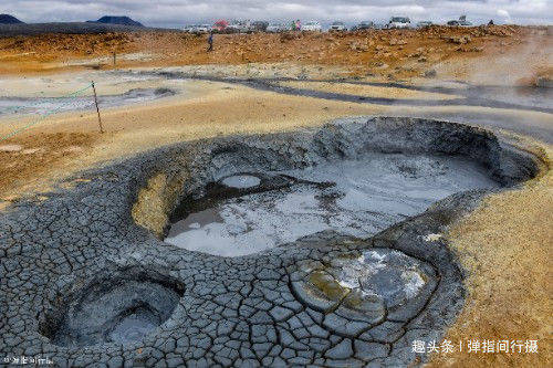 冰岛“最奇特”的地热，100度泥浆在脚边翻滚，让人“步步惊心”
