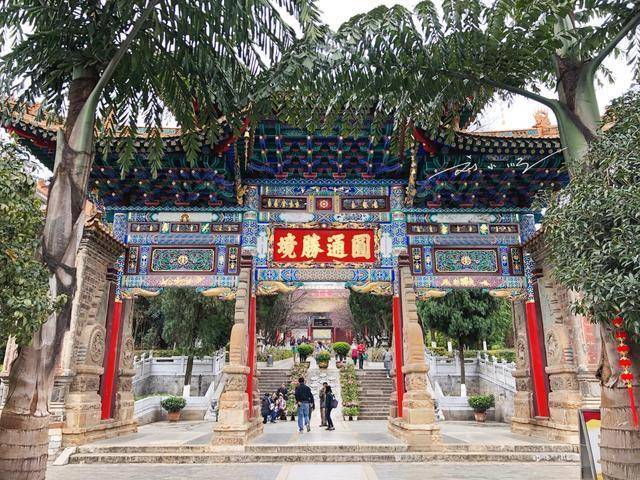 中国唯一的“倒坡寺”，拜佛需要一路往下走，位于云南昆明市中心