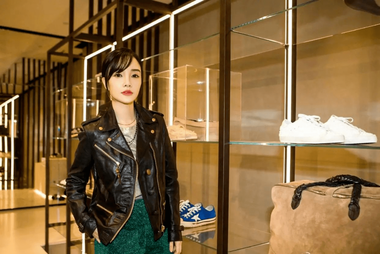 李小璐衣服品味在线皮衣搭绿色休闲裤潮流洋气美得像换了个人